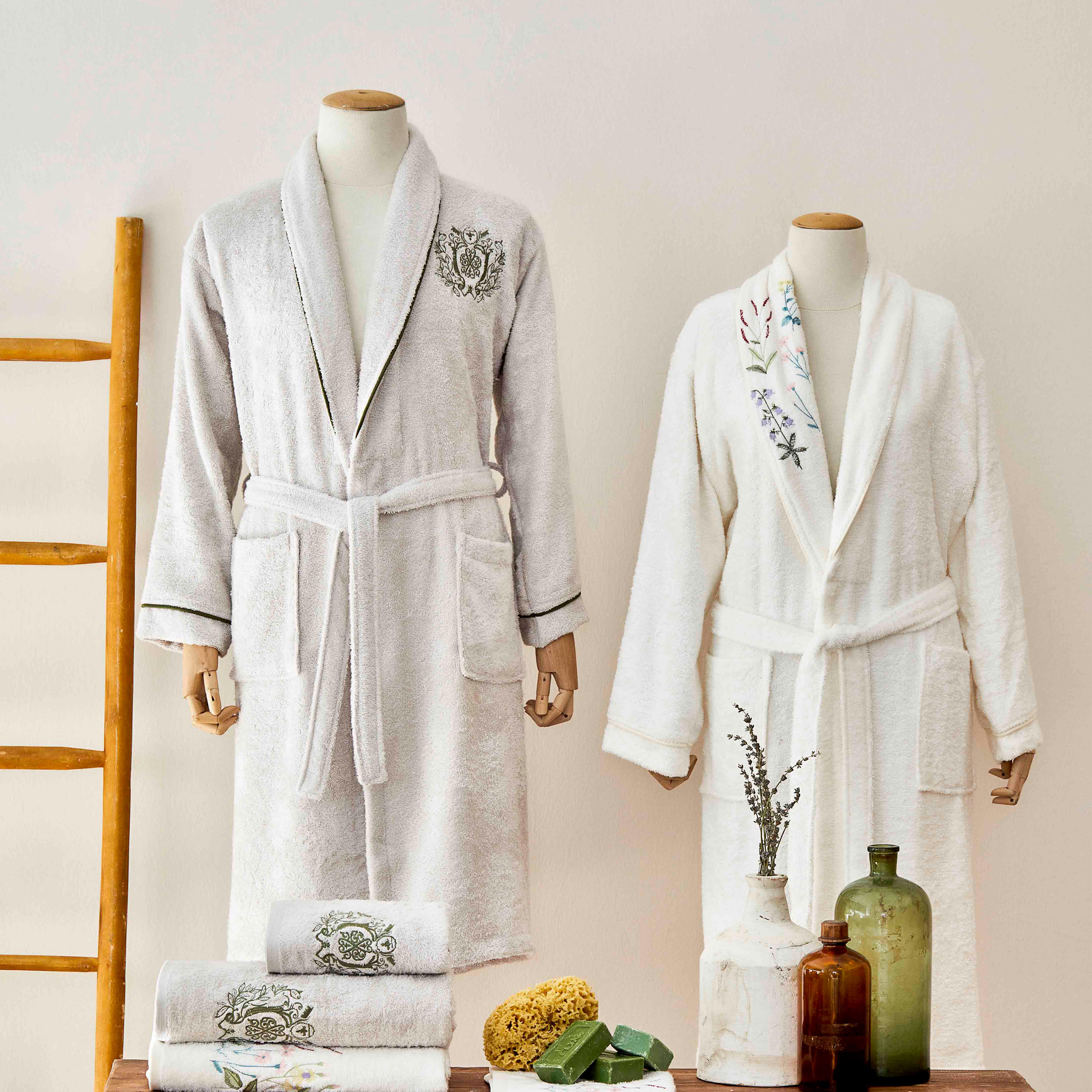 Karaca Home Minerva Offwhite- Bej Nakışlı Bambu Aile Bornoz Seti